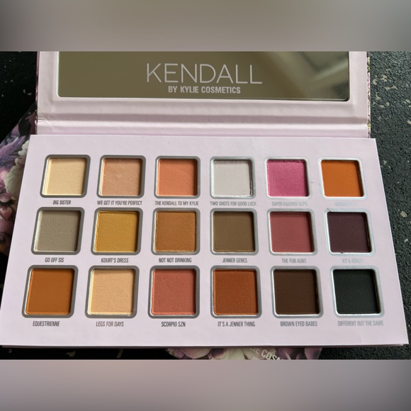 KYLIE COSMETICS | Kendall Collection Pressed Powder Palette - Picture 10 of 11
